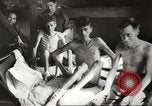 Standbild KZ Bergen-Belsen Deutschland, 1945, aus Sekunde 44 historischem Filmmaterial Videoclip 65675064129