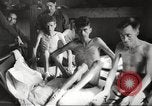 Standbild KZ Bergen-Belsen Deutschland, 1945, aus Sekunde 46 historischem Filmmaterial Videoclip 65675064129