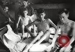 Standbild KZ Bergen-Belsen Deutschland, 1945, aus Sekunde 47 historischem Filmmaterial Videoclip 65675064129