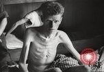 Standbild KZ Bergen-Belsen Deutschland, 1945, aus Sekunde 50 historischem Filmmaterial Videoclip 65675064129
