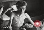 Standbild KZ Bergen-Belsen Deutschland, 1945, aus Sekunde 51 historischem Filmmaterial Videoclip 65675064129
