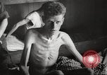 Standbild KZ Bergen-Belsen Deutschland, 1945, aus Sekunde 52 historischem Filmmaterial Videoclip 65675064129
