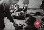 Standbild KZ Bergen-Belsen Deutschland, 1945, aus Sekunde 53 historischem Filmmaterial Videoclip 65675064129