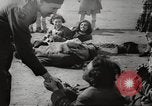 Standbild KZ Bergen-Belsen Deutschland, 1945, aus Sekunde 54 historischem Filmmaterial Videoclip 65675064129