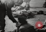 Standbild KZ Bergen-Belsen Deutschland, 1945, aus Sekunde 56 historischem Filmmaterial Videoclip 65675064129