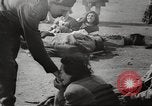 Standbild KZ Bergen-Belsen Deutschland, 1945, aus Sekunde 57 historischem Filmmaterial Videoclip 65675064129
