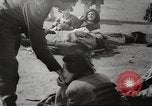 Standbild KZ Bergen-Belsen Deutschland, 1945, aus Sekunde 58 historischem Filmmaterial Videoclip 65675064129
