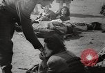 Standbild KZ Bergen-Belsen Deutschland, 1945, aus Sekunde 59 historischem Filmmaterial Videoclip 65675064129