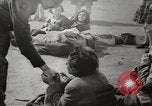Standbild KZ Bergen-Belsen Deutschland, 1945, aus Sekunde 61 historischem Filmmaterial Videoclip 65675064129
