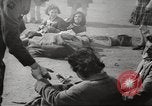 Standbild KZ Bergen-Belsen Deutschland, 1945, aus Sekunde 62 historischem Filmmaterial Videoclip 65675064129