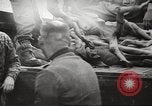 Image le camp de concentration de Bergen-Belsen Allemagne, 1945, de la seconde 4 séquences d'archives historiques vidéo 65675064130