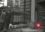 Standbild Arzt Chaineizmann London England Vereinigtes Königreich, 1944, aus Sekunde 30 historischem Filmmaterial Videoclip 65675064200
