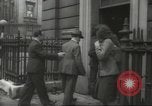 Standbild Arzt Chaineizmann London England Vereinigtes Königreich, 1944, aus Sekunde 34 historischem Filmmaterial Videoclip 65675064200