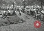 Immagine di Lavoratori trincea di scavo Londra Inghilterra Regno Unito, 1938, secondo 12 filmato di repertorio 65675064221