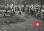 Immagine di Lavoratori trincea di scavo Londra Inghilterra Regno Unito, 1938, secondo 13 filmato di repertorio 65675064221