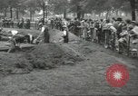 Immagine di Lavoratori trincea di scavo Londra Inghilterra Regno Unito, 1938, secondo 15 filmato di repertorio 65675064221