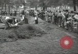 Immagine di Lavoratori trincea di scavo Londra Inghilterra Regno Unito, 1938, secondo 16 filmato di repertorio 65675064221