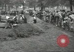 Immagine di Lavoratori trincea di scavo Londra Inghilterra Regno Unito, 1938, secondo 17 filmato di repertorio 65675064221