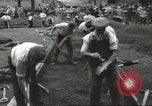 Immagine di Lavoratori trincea di scavo Londra Inghilterra Regno Unito, 1938, secondo 18 filmato di repertorio 65675064221