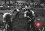 Immagine di Lavoratori trincea di scavo Londra Inghilterra Regno Unito, 1938, secondo 20 filmato di repertorio 65675064221