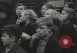 Standbild Kinder evakuiert London England Vereinigtes Königreich, 1939, aus Sekunde 3 historischem Filmmaterial Videoclip 65675064222