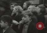 Standbild Kinder evakuiert London England Vereinigtes Königreich, 1939, aus Sekunde 5 historischem Filmmaterial Videoclip 65675064222