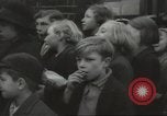 Standbild Kinder evakuiert London England Vereinigtes Königreich, 1939, aus Sekunde 6 historischem Filmmaterial Videoclip 65675064222