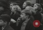 Standbild Kinder evakuiert London England Vereinigtes Königreich, 1939, aus Sekunde 11 historischem Filmmaterial Videoclip 65675064222