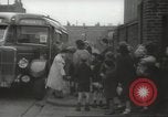 Standbild Kinder evakuiert London England Vereinigtes Königreich, 1939, aus Sekunde 15 historischem Filmmaterial Videoclip 65675064222