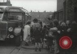 Standbild Kinder evakuiert London England Vereinigtes Königreich, 1939, aus Sekunde 16 historischem Filmmaterial Videoclip 65675064222