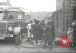 Standbild Kinder evakuiert London England Vereinigtes Königreich, 1939, aus Sekunde 21 historischem Filmmaterial Videoclip 65675064222
