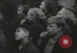 Standbild Kinder evakuiert London England Vereinigtes Königreich, 1939, aus Sekunde 26 historischem Filmmaterial Videoclip 65675064222