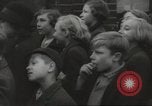 Standbild Kinder evakuiert London England Vereinigtes Königreich, 1939, aus Sekunde 28 historischem Filmmaterial Videoclip 65675064222