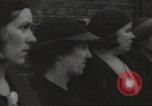 Standbild Kinder evakuiert London England Vereinigtes Königreich, 1939, aus Sekunde 43 historischem Filmmaterial Videoclip 65675064222