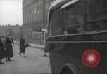 Standbild Kinder evakuiert London England Vereinigtes Königreich, 1939, aus Sekunde 61 historischem Filmmaterial Videoclip 65675064222