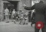 Image enfants britanniques évacuant Londres en Seconde Guerre Mondiale London England Royaume-Uni, 1939, de la seconde 24 séquences d'archives historiques vidéo 65675064227