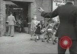 Image enfants britanniques évacuant Londres en Seconde Guerre Mondiale London England Royaume-Uni, 1939, de la seconde 25 séquences d'archives historiques vidéo 65675064227