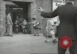 Image enfants britanniques évacuant Londres en Seconde Guerre Mondiale London England Royaume-Uni, 1939, de la seconde 26 séquences d'archives historiques vidéo 65675064227