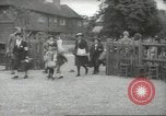 Image enfants britanniques évacuant Londres en Seconde Guerre Mondiale London England Royaume-Uni, 1939, de la seconde 33 séquences d'archives historiques vidéo 65675064227