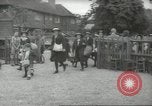 Image enfants britanniques évacuant Londres en Seconde Guerre Mondiale London England Royaume-Uni, 1939, de la seconde 34 séquences d'archives historiques vidéo 65675064227
