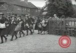 Image enfants britanniques évacuant Londres en Seconde Guerre Mondiale London England Royaume-Uni, 1939, de la seconde 36 séquences d'archives historiques vidéo 65675064227