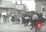 Image enfants britanniques évacuant Londres en Seconde Guerre Mondiale London England Royaume-Uni, 1939, de la seconde 42 séquences d'archives historiques vidéo 65675064227