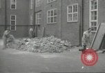 Immagine di seconda guerra mondiale airlock a San Clemente Dane della scuola di grammatica Londra Inghilterra Regno Unito, 1939, secondo 3 filmato di repertorio 65675064232