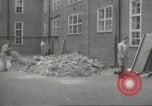 Immagine di seconda guerra mondiale airlock a San Clemente Dane della scuola di grammatica Londra Inghilterra Regno Unito, 1939, secondo 4 filmato di repertorio 65675064232