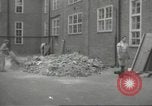 Immagine di seconda guerra mondiale airlock a San Clemente Dane della scuola di grammatica Londra Inghilterra Regno Unito, 1939, secondo 5 filmato di repertorio 65675064232