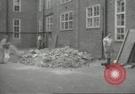 Immagine di seconda guerra mondiale airlock a San Clemente Dane della scuola di grammatica Londra Inghilterra Regno Unito, 1939, secondo 6 filmato di repertorio 65675064232
