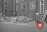 Immagine di seconda guerra mondiale airlock a San Clemente Dane della scuola di grammatica Londra Inghilterra Regno Unito, 1939, secondo 7 filmato di repertorio 65675064232