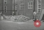 Immagine di seconda guerra mondiale airlock a San Clemente Dane della scuola di grammatica Londra Inghilterra Regno Unito, 1939, secondo 8 filmato di repertorio 65675064232