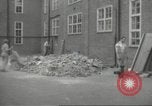 Immagine di seconda guerra mondiale airlock a San Clemente Dane della scuola di grammatica Londra Inghilterra Regno Unito, 1939, secondo 9 filmato di repertorio 65675064232