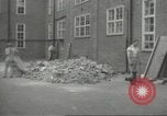 Immagine di seconda guerra mondiale airlock a San Clemente Dane della scuola di grammatica Londra Inghilterra Regno Unito, 1939, secondo 10 filmato di repertorio 65675064232
